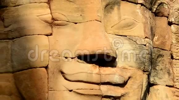 柬埔寨吴哥窟佛神石刻视频的预览图