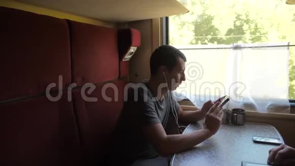 火车车厢里一个人的剪影戴着耳机听音乐用生活方式写着一个信使视频的预览图