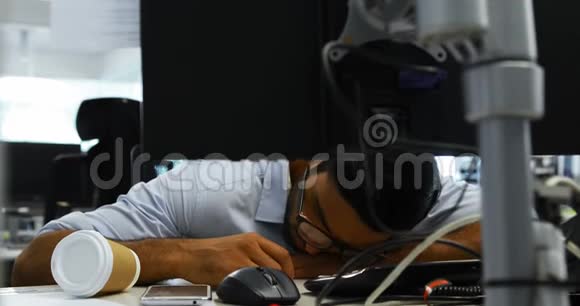 男性行政人员在办公桌上睡觉视频的预览图