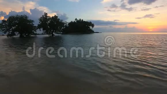 日落时分的热带海滩视频的预览图