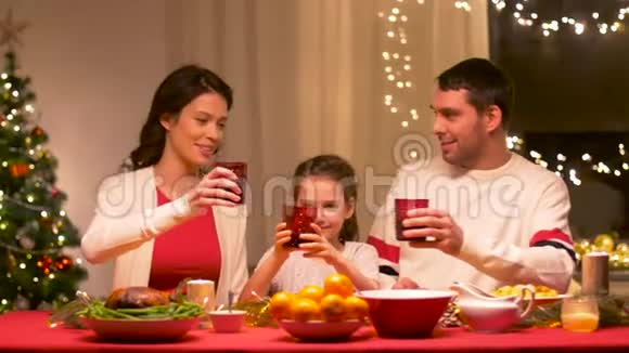 快乐的家庭在家吃圣诞晚餐视频的预览图