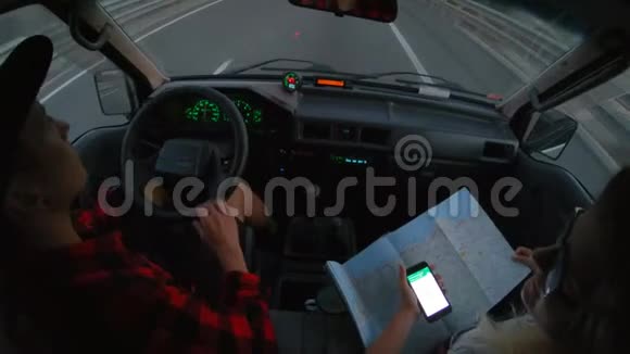 乘坐日本小型面包车在山区旅行视频的预览图