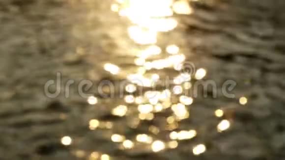 夕阳映水江视频的预览图
