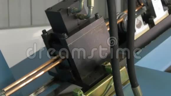 工厂工业机器上金属铜管的弯曲视频的预览图