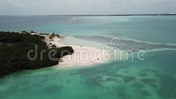 海滨海岸博内尔岛加勒比海航空无人机顶景4KUHD视频视频的预览图