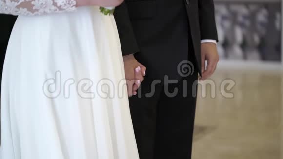 新郎新娘牵手视频的预览图