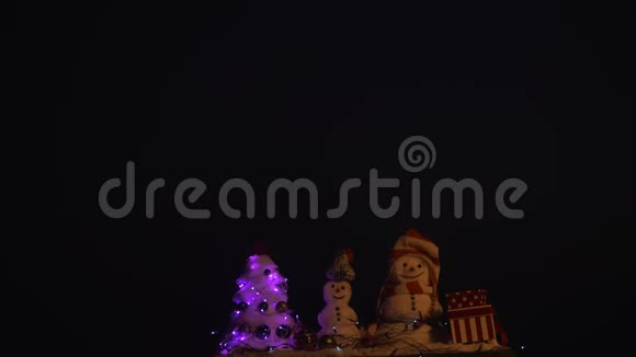 和雪人新年快乐雪人幸福的一对雪人庆典视频的预览图