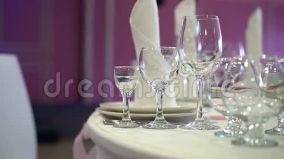 餐厅桌上的玻璃杯视频的预览图