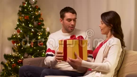 有圣诞礼物的幸福夫妻视频的预览图