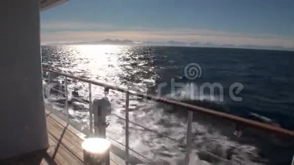 波浪背景下的山脉从船上看视频的预览图