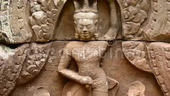 柬埔寨吴哥窟寺庙墙上的佛女神石雕视频的预览图
