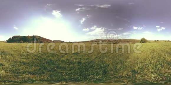 360夏季或秋季一个美丽的山地草地时间的VR云绿草和阳光视频的预览图