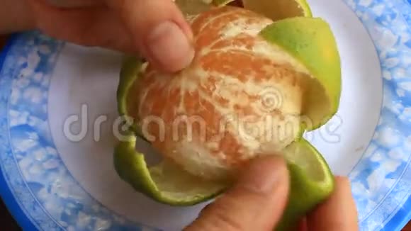 切块把新鲜的异国水果放在盘子里视频的预览图