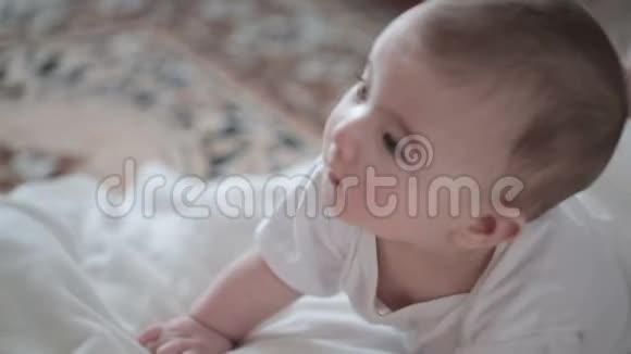 地毯上的小快乐宝宝视频的预览图
