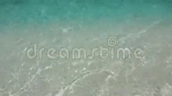 印度洋的波浪和海岸马尔代夫视频视频的预览图