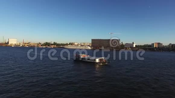 城市河流中的客船视频的预览图