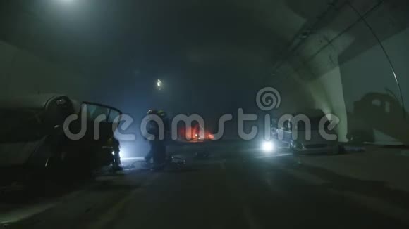 隧道内的车祸现场消防员从车里救人视频的预览图