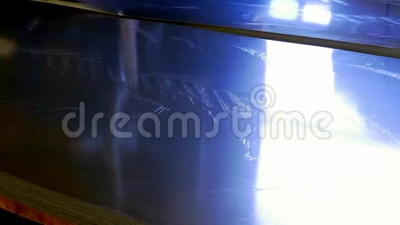 工业数控机床上金属薄板的切割孔视频的预览图