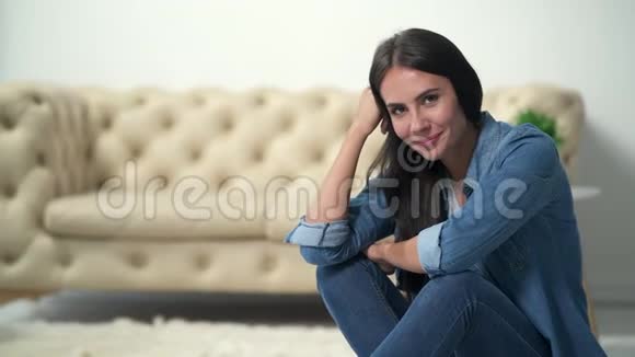 快乐的年轻女人在家休息视频的预览图