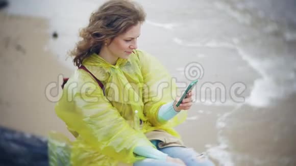 幸福的女人沿着海岸散步在户外旅行生活方式冒险度假一个穿着时髦衣服的女孩视频的预览图