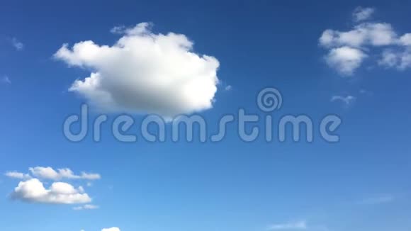 白云消失在蓝天上的烈日下积云在灿烂的蓝天上形成时间流逝的云蓝视频的预览图