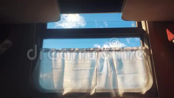 生活方式概念教练火车旅行从火车车窗上看到美丽的俄罗斯冬季铁路视频的预览图