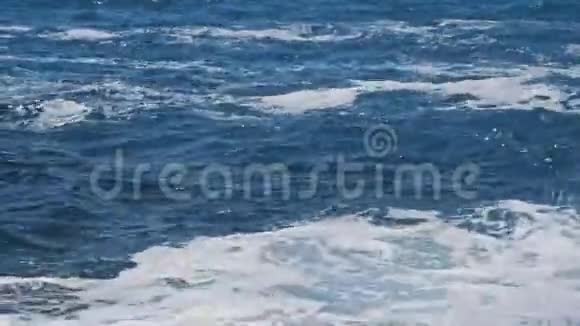 亚得里亚海风暴后的波浪视频的预览图