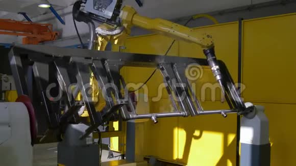 工厂工业数控机床上金属铁的激光氩焊视频的预览图