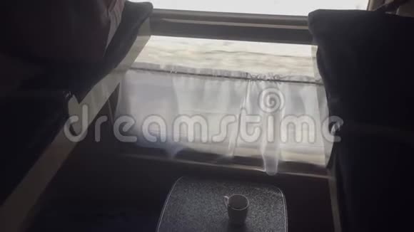 概念教练火车旅程旅行从火车窗口观看美丽的生活方式俄罗斯冬季视频的预览图