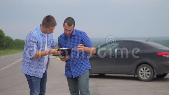 两个人达成协议男卖家司机制作汽车保险慢动作视频男售卖生活方式视频的预览图