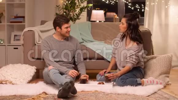 快乐的一对夫妇在家喝咖啡视频的预览图