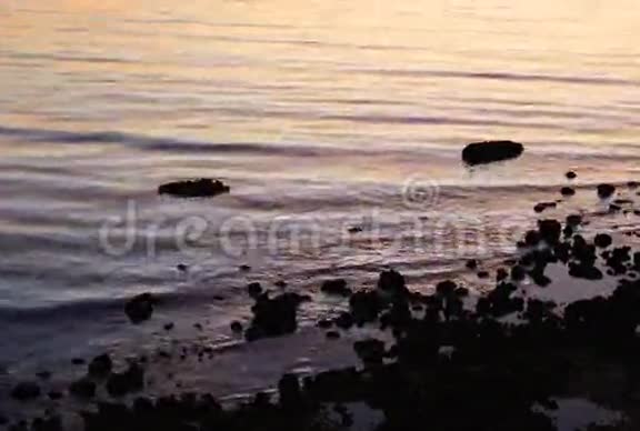 海上有石头的海浪视频的预览图