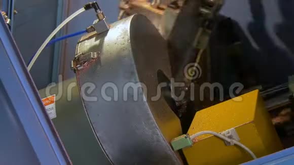 工业机器上金属铜管的弯曲和切割视频的预览图