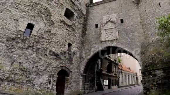 中世纪塔楼城墙的一部分爱沙尼亚塔林视频的预览图
