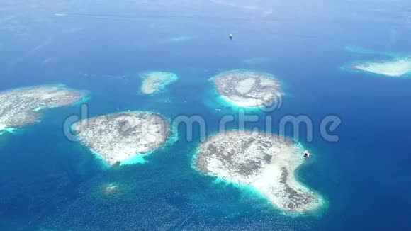拉贾安帕特美丽珊瑚礁的鸟瞰图视频的预览图