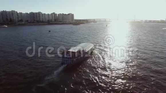 城市河流中的客船视频的预览图