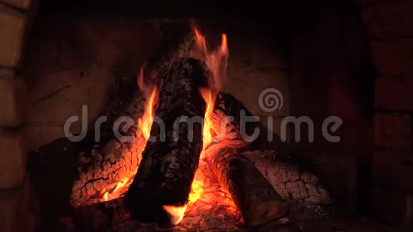 火在壁炉里燃烧为了保暖视频的预览图