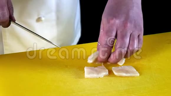 厨师准备一份海扇贝沙拉视频的预览图