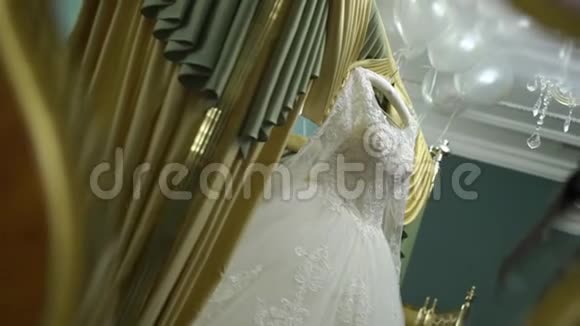 室内白色婚纱视频的预览图