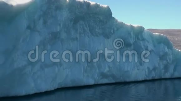 海洋镜面上漂浮的冰山视频的预览图