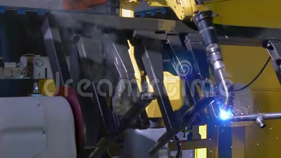 金属铁激光氩焊接在工厂工业数控机床上视频的预览图