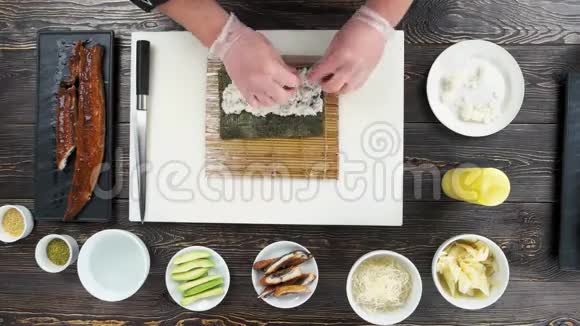乌木寿司卷准备视频的预览图