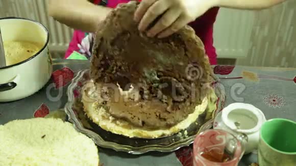 厨房里的一个女人在准备一个面团蛋糕视频的预览图
