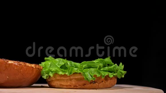 汉堡在黑色背景下用黑色食物手套做饭非常美味的空气面包和大理石牛肉餐厅视频的预览图