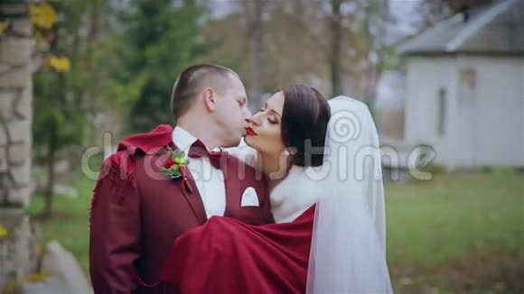 美丽的婚礼情侣在公园接吻视频的预览图