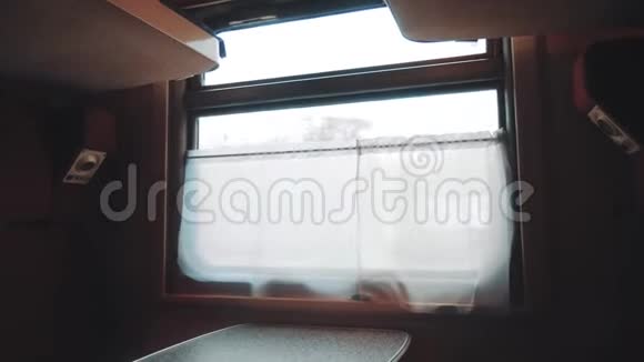 概念火车旅程旅行从火车窗口观看生活方式美丽的俄罗斯冬季铁路旅行视频的预览图