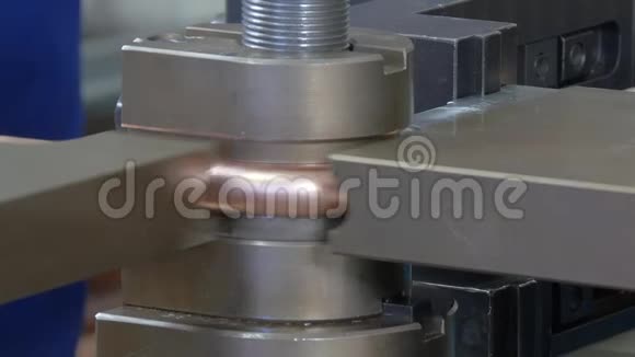 工厂工业机器上金属管的弯曲视频的预览图
