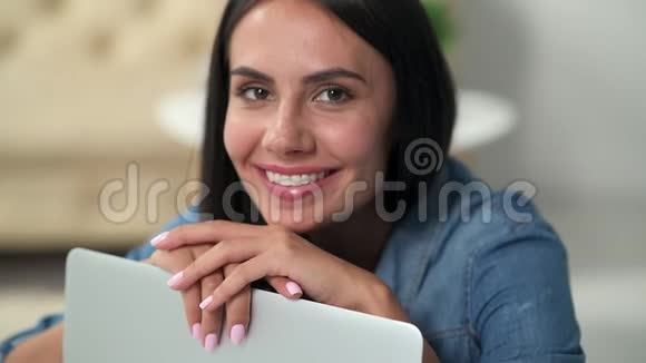 快乐的好女人在家微笑视频的预览图