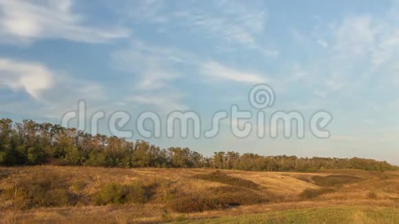 云的形成和移动在秋天一望无际的草地上在广阔的草原上视频的预览图