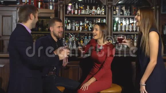 两对笑容可掬的年轻夫妇带着香槟庆祝视频的预览图